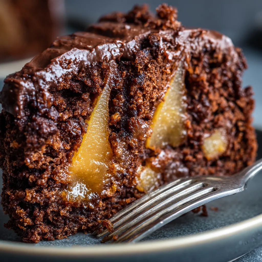 Nahaufnahme Birne Schokolade Kuchen Schnitt zeigt saftige Textur mit Birnenstücken